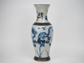 Vente aux enchères Grand vase balustre en porcelaine à décor en bleu de dragons reposant 