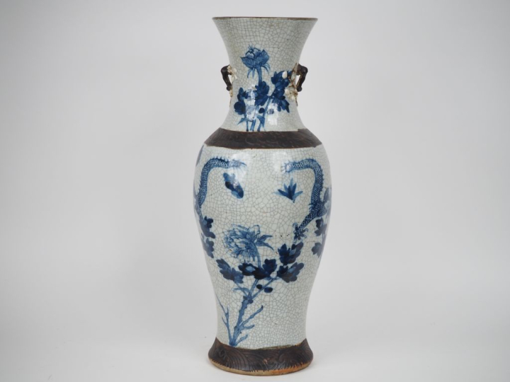 Grand vase balustre en porcelaine à décor en bleu de dragons reposant 