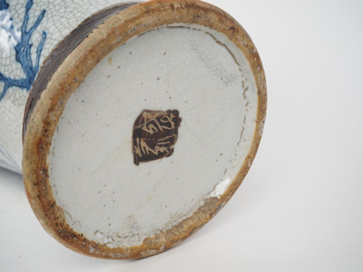 Grand vase balustre en porcelaine à décor en bleu de dragons reposant 