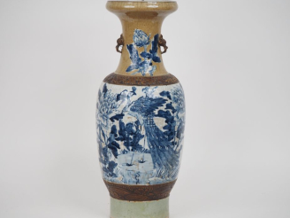 Vente aux enchères Grand vase balustre en porcelaine richement décoré d'oiseaux parmi des