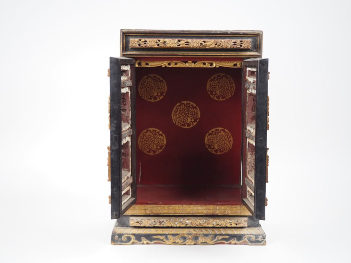 Petit armoire en bois de Ningbo ouvrant à 2 portes à décor de fleurs o