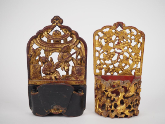 Vente aux enchères Ningbo vers 1900, Deux appliques, en bois laqué rouge et or, à décor a