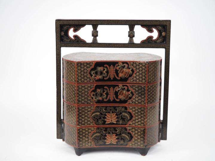 Chine, XXe siècle, Coffret de voyage en laque rouge et noire à trois c