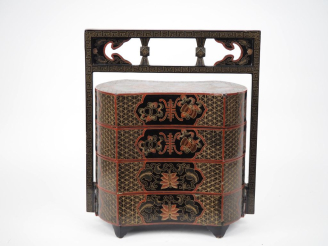 Vente aux enchères Chine, XXe siècle, Coffret de voyage en laque rouge et noire à trois c