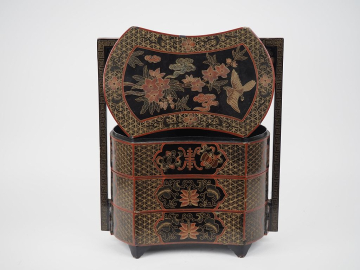 Chine, XXe siècle, Coffret de voyage en laque rouge et noire à trois c