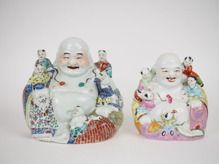 Chine, seconde moitié du Xxe siècle,  Un bouddha milefo en porcelaine 