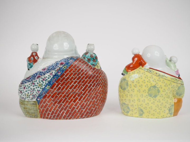 Chine, seconde moitié du Xxe siècle,  Un bouddha milefo en porcelaine 