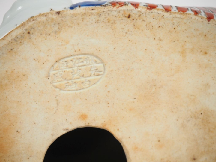 Chine, seconde moitié du Xxe siècle,  Un bouddha milefo en porcelaine 