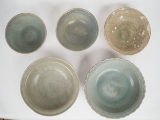 Vente aux enchères 5 coupes en céramique céladon. Chine pour l'exportation et sud est asi