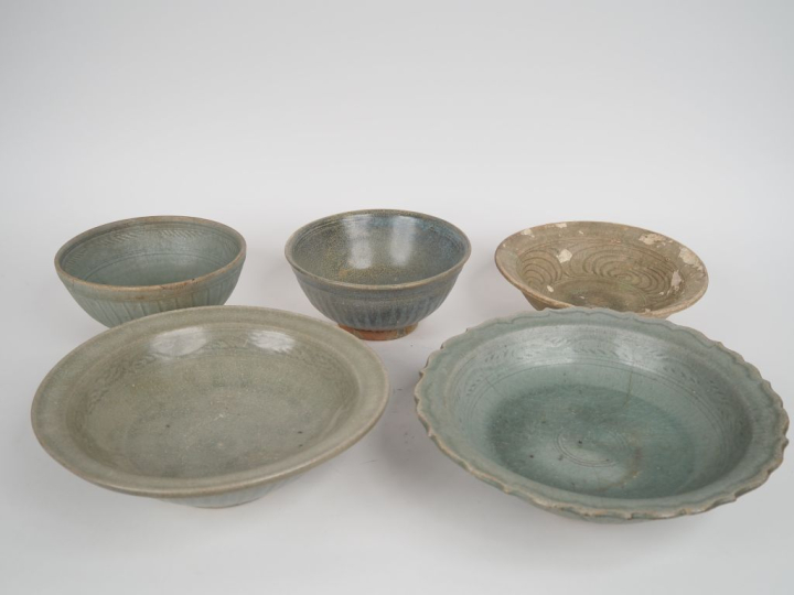 5 coupes en céramique céladon. Chine pour l'exportation et sud est asi