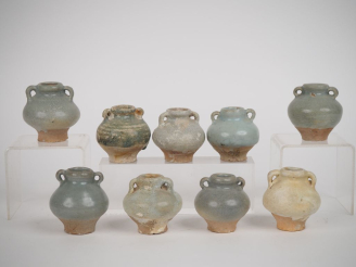 Vente aux enchères 9 petites jarres globulaires en céramique céladon. Chine pour l'export