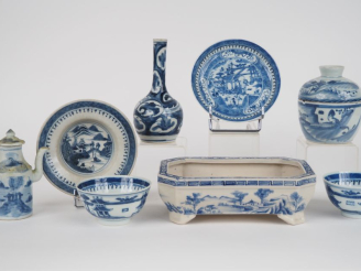 Vente aux enchères Chine, Vietnam, XIXe et Xxe siècle,  Ensemble comprenant huit porcelai