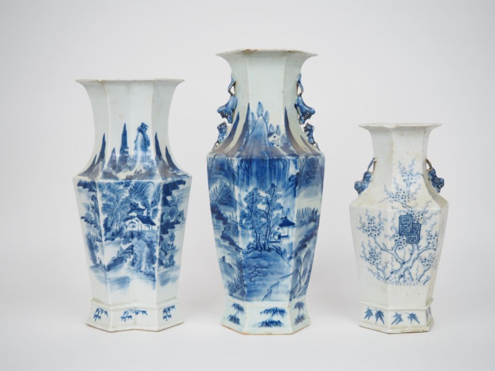 Chine, époque Guangxu vers 1880 Trois vases de forme hexagonale en por