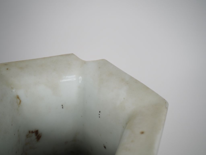 Chine, époque Guangxu vers 1880 Trois vases de forme hexagonale en por