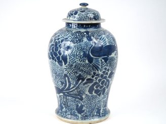 Vente aux enchères Chine, vers 1900, Potiche couverte en porcelaine bleu blanc à décor de