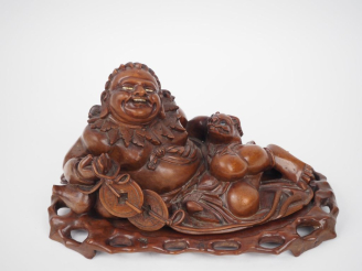 Vente aux enchères Chine, vers 1900, Groupe en bois naturel de belle patine finement scul