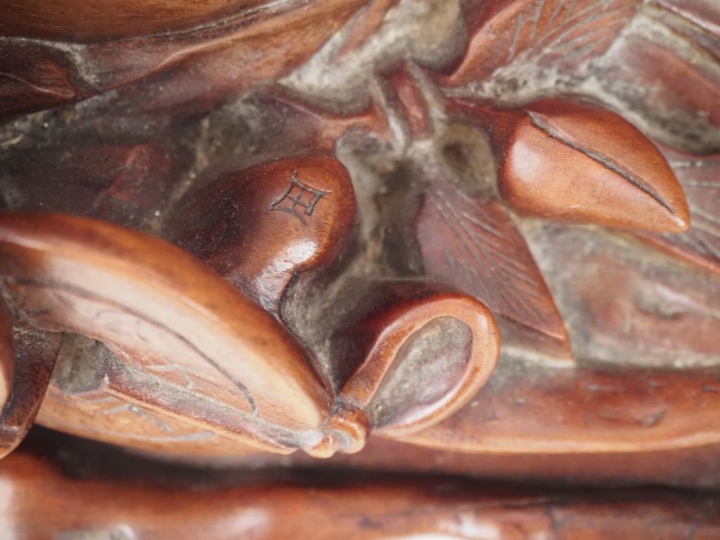 Chine, vers 1900, Groupe en bois naturel de belle patine finement scul