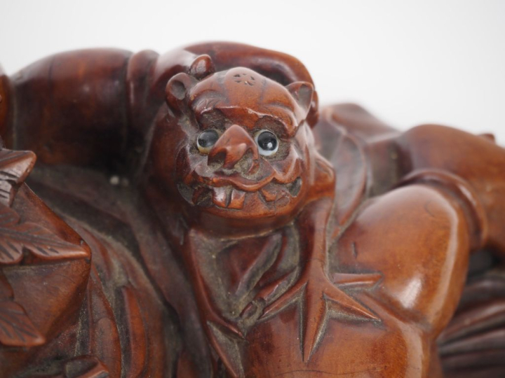 Chine, vers 1900, Groupe en bois naturel de belle patine finement scul