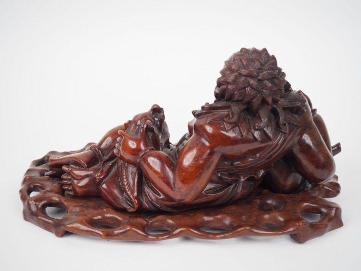 Chine, vers 1900, Groupe en bois naturel de belle patine finement scul