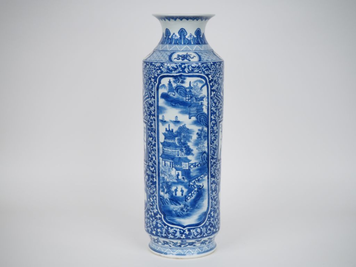 Chine, seconde moitié du Xxe siècle,  Important vase cylindrique, en p