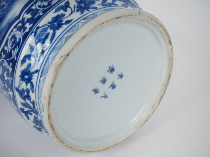 Chine, seconde moitié du Xxe siècle,  Important vase cylindrique, en p