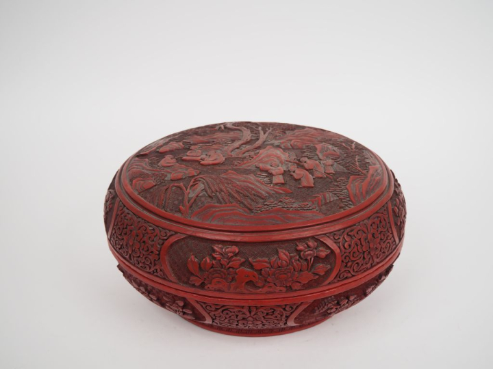 Chine, XIXe siècle,  Boîte circulaire en laque de cinabre à décor fine