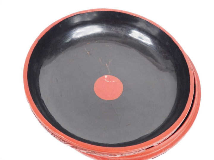 Chine, XIXe siècle,  Boîte circulaire en laque de cinabre à décor fine