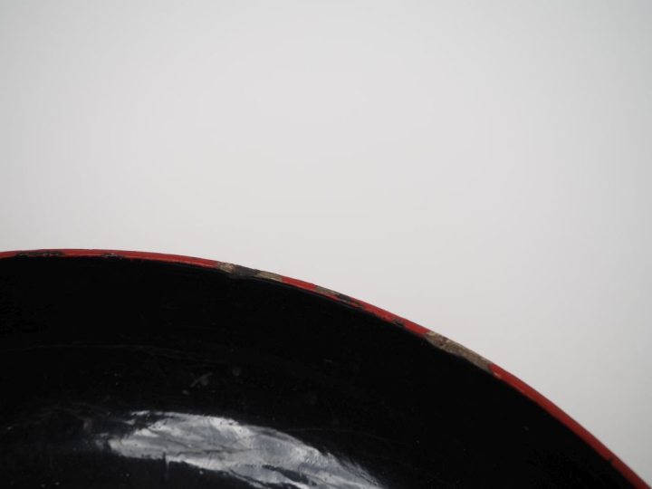 Chine, XIXe siècle,  Boîte circulaire en laque de cinabre à décor fine