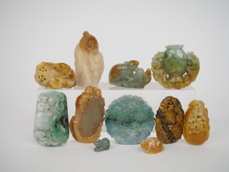 Vente aux enchères Chine, travail moderne Onze pierres dures dont jadéite, oeil de tigre 