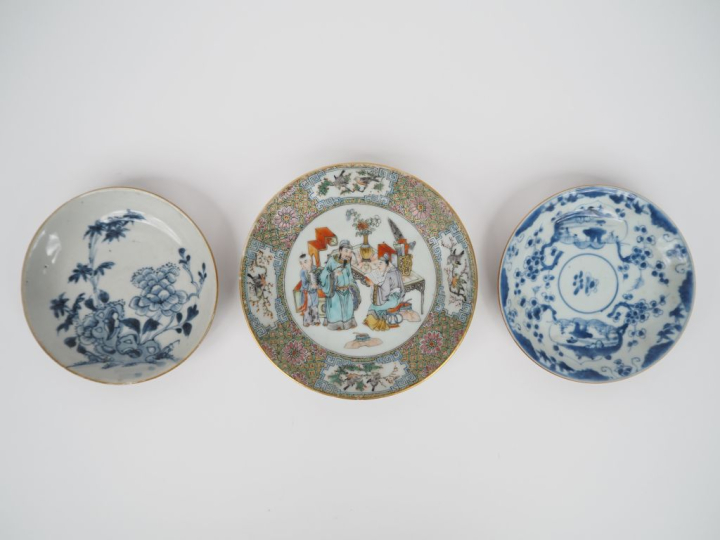 Chine, XVIIIe et XIXe siècle,  Trois coupes en porcelaine, dont deux à