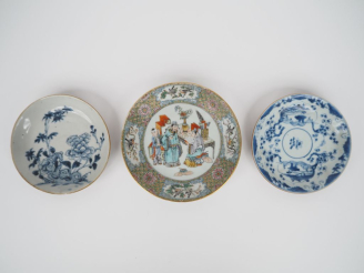 Vente aux enchères Chine, XVIIIe et XIXe siècle,  Trois coupes en porcelaine, dont deux à