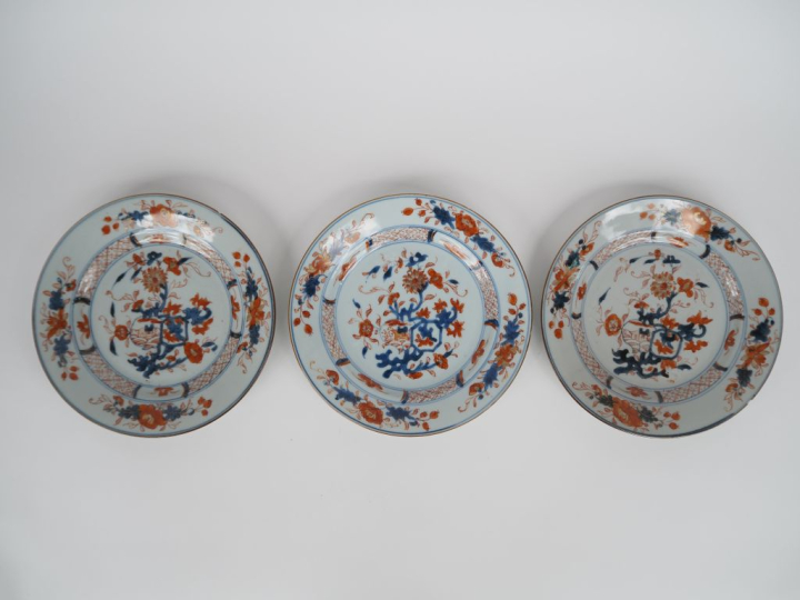 Chine XVIIIe siècle,  Trois assiettes en porcelaine à décor dit "imari