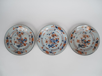 Vente aux enchères Chine XVIIIe siècle,  Trois assiettes en porcelaine à décor dit "imari