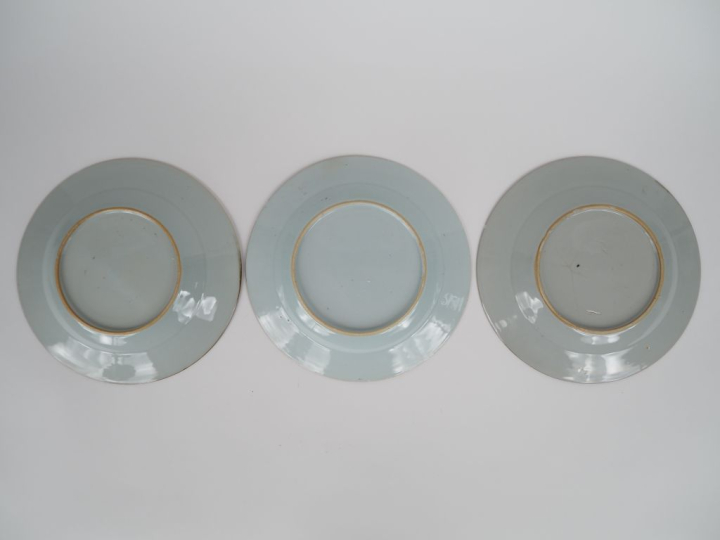 Chine XVIIIe siècle,  Trois assiettes en porcelaine à décor dit "imari