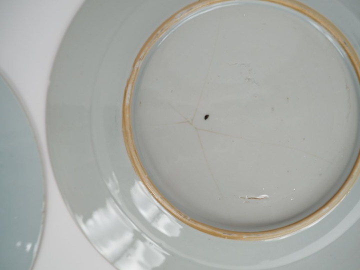 Chine XVIIIe siècle,  Trois assiettes en porcelaine à décor dit "imari