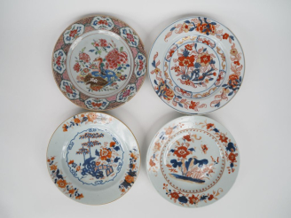 Vente aux enchères Chine XVIIIe siècle,  Trois assiettes en porcelaine à décor dit "imari