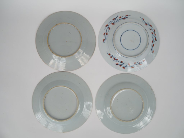 Chine XVIIIe siècle,  Trois assiettes en porcelaine à décor dit "imari
