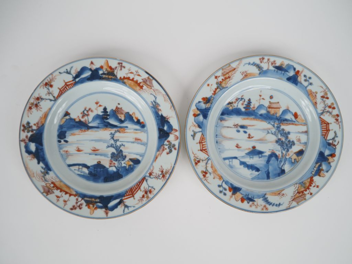Chine XVIIIe siècle,  Deux assiettes en porcelaine à décor dit "imari 