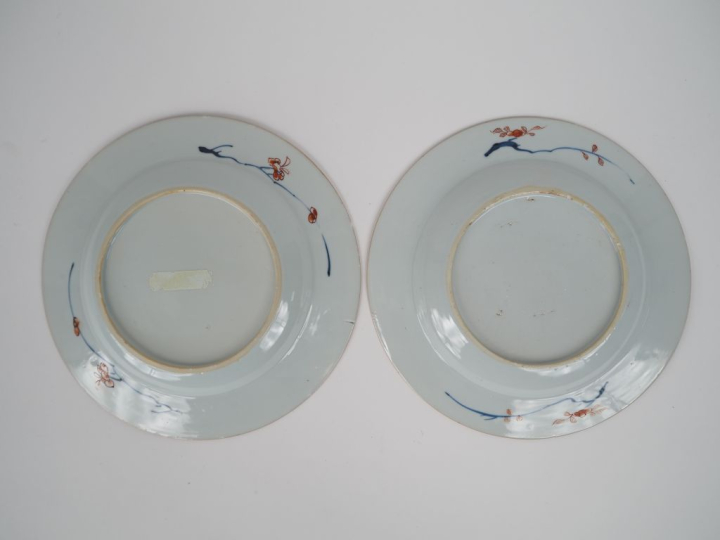 Chine XVIIIe siècle,  Deux assiettes en porcelaine à décor dit "imari 