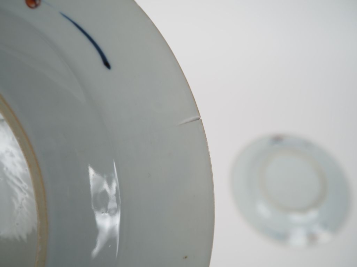 Chine XVIIIe siècle,  Deux assiettes en porcelaine à décor dit "imari 