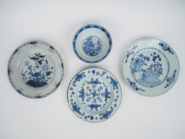 Compagnie des Indes XVIIIe,  Trois assiettes en porcelaine bleu blanc 