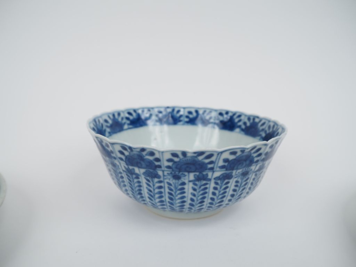 Compagnie des Indes XVIIIe,  Trois assiettes en porcelaine bleu blanc 