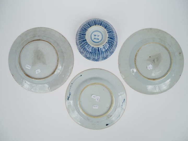 Compagnie des Indes XVIIIe,  Trois assiettes en porcelaine bleu blanc 