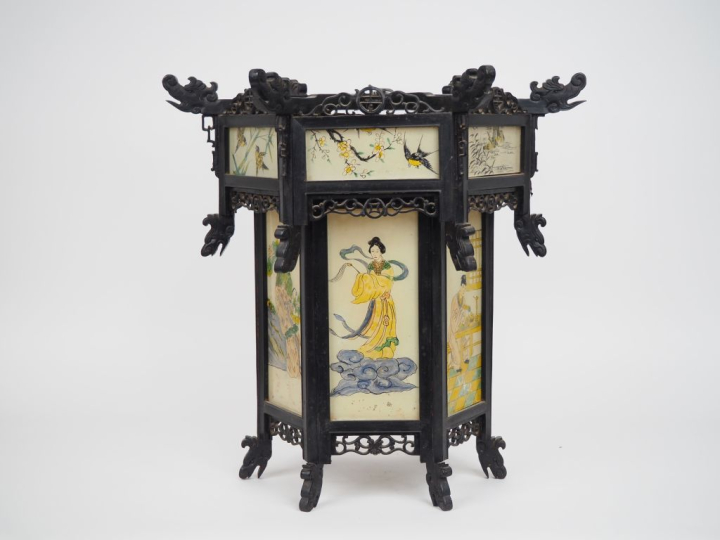 Chine XXe siècle,  Lanterne de forme hexagonale, en bois noirci, à déc