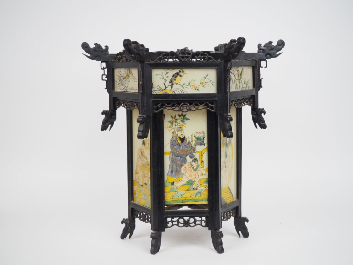 Chine XXe siècle,  Lanterne de forme hexagonale, en bois noirci, à déc
