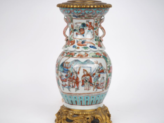 Vente aux enchères Vase balustre à col renflé en corolle, en porcelaine et émaux de la fa