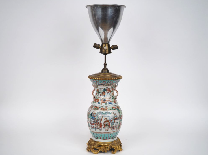 Vase balustre à col renflé en corolle, en porcelaine et émaux de la fa