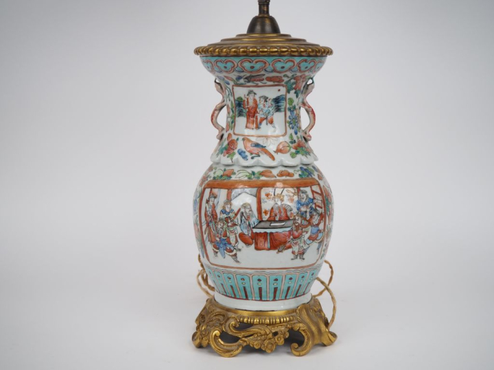 Vase balustre à col renflé en corolle, en porcelaine et émaux de la fa