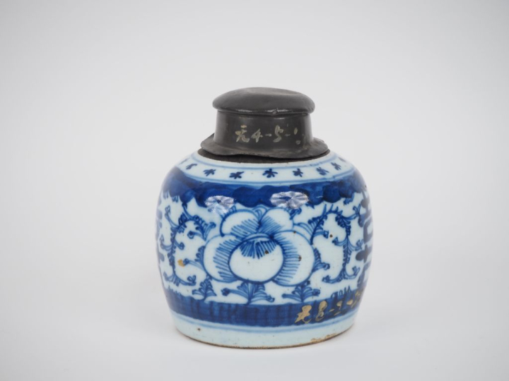 Chine, fin XIXe siècle,  Pot globulaire en porcelaine bleu blanc, à dé