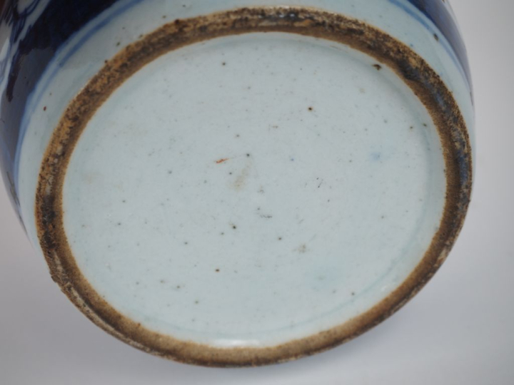 Chine, fin XIXe siècle,  Pot globulaire en porcelaine bleu blanc, à dé